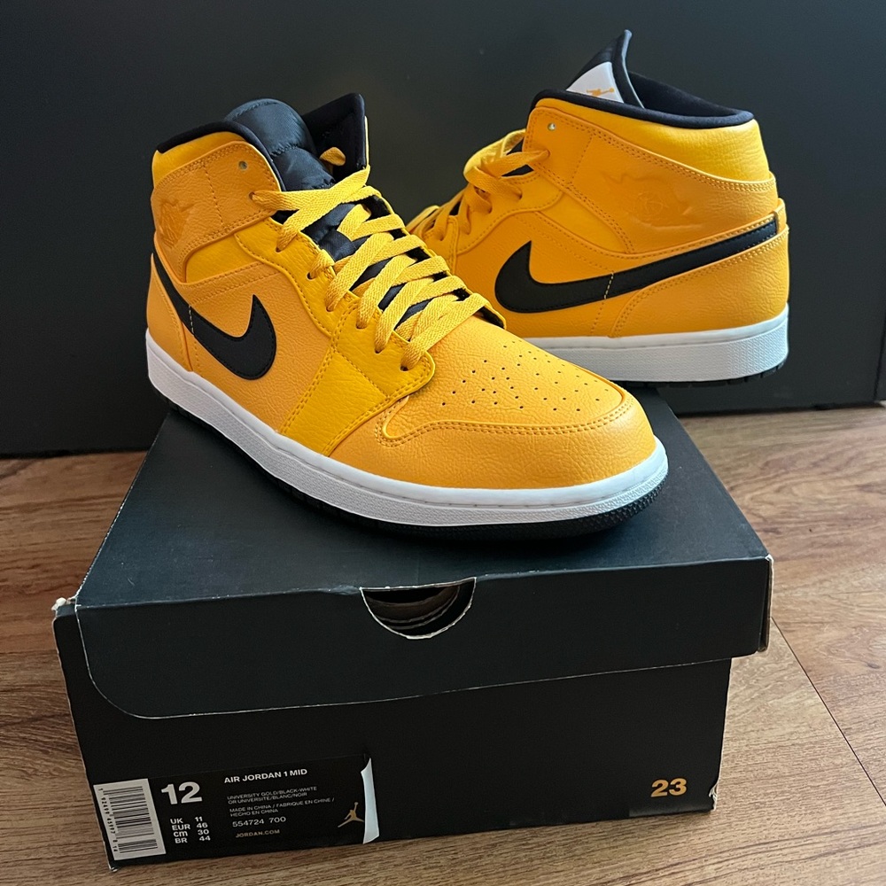 2019
Air Jordan 1 Mid 'University Gold